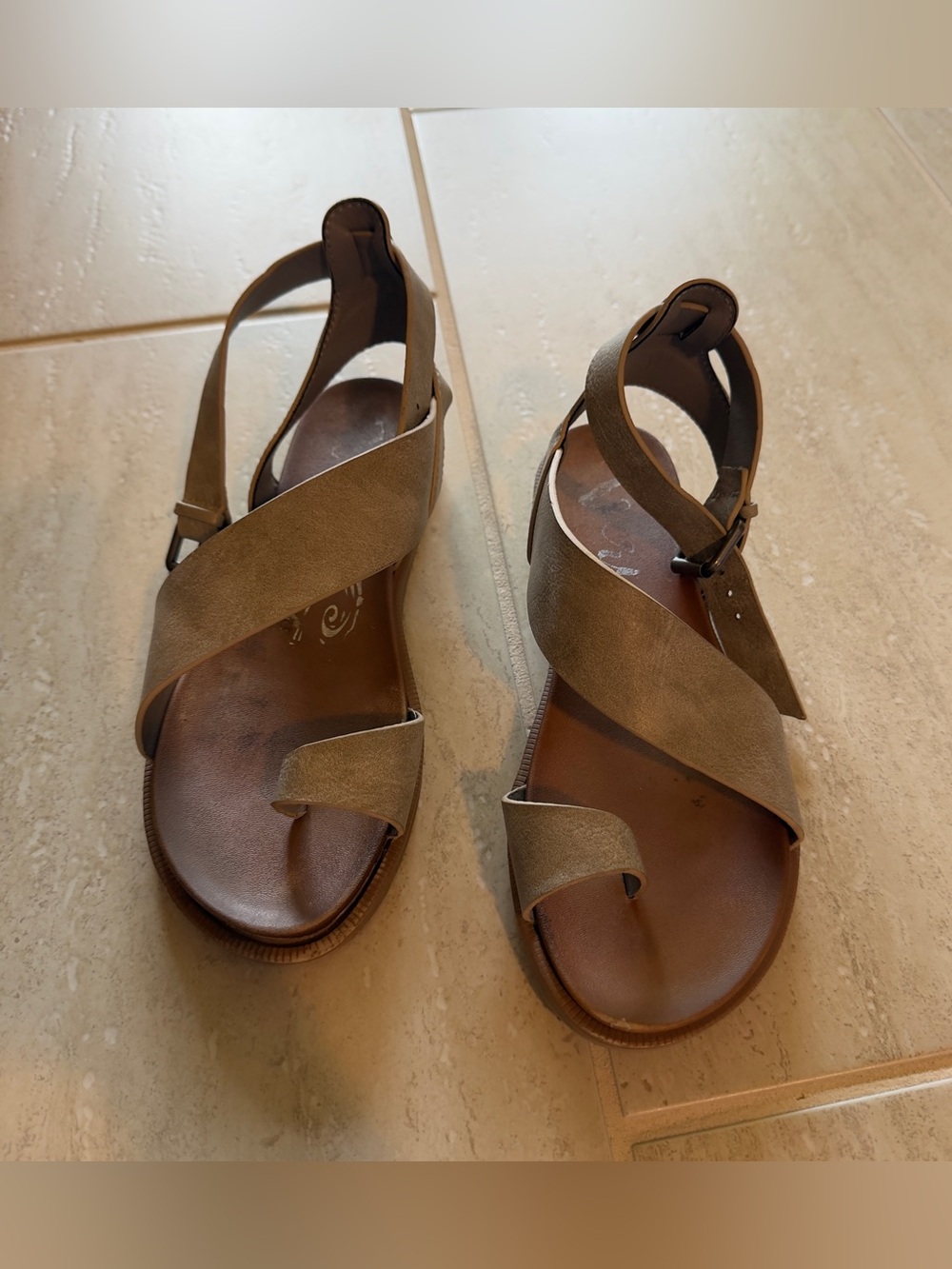 Very G Olive-Taupe Crisscross Strap Sandals with Toe Loop